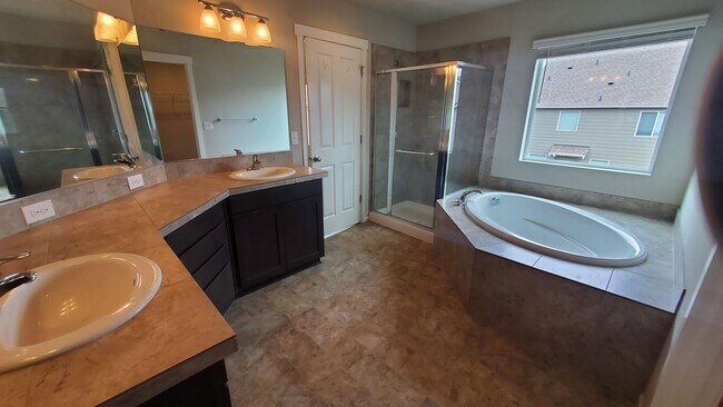 Building Photo - Beautiful Newer Puyallup Home You Will Not...