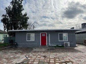 Building Photo - 3 bedroom/ 2 bathroom