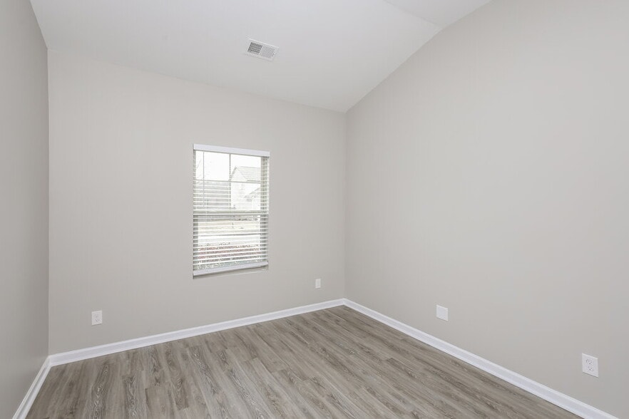 Building Photo - 392 Pinnacle Dr.