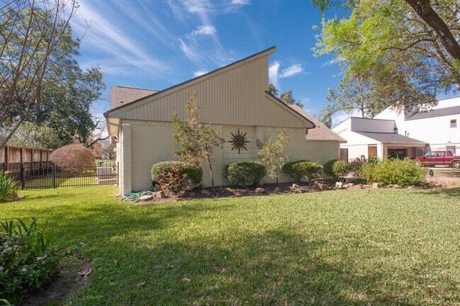 Building Photo - 2218 Green Tee Dr