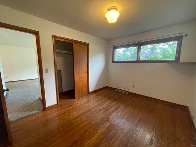 Building Photo - 1906 E Maxwell Ln