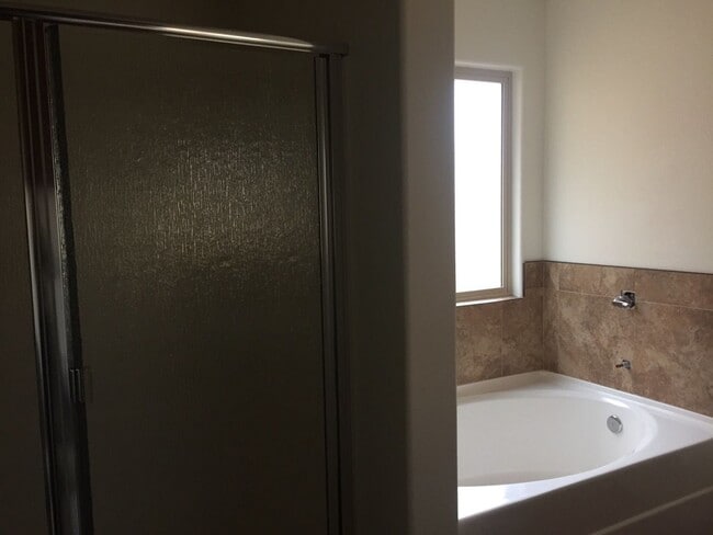 Building Photo - 3 bed 2 bath home