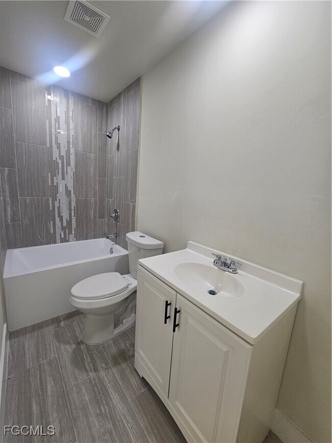 Building Photo - 874 Apartment St