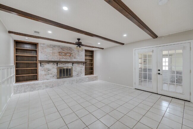 Building Photo - Spacious 3 bed 2 bath with Large Bonus Room!!