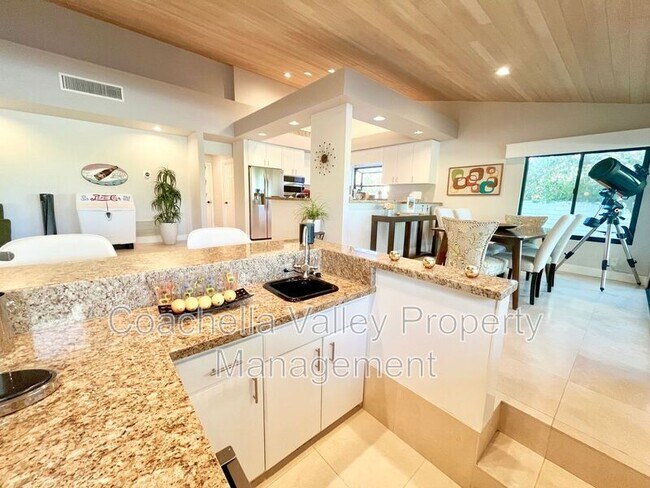 Building Photo - 48550 Valley View Dr