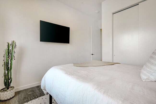 Building Photo - 800 Embassy Dr