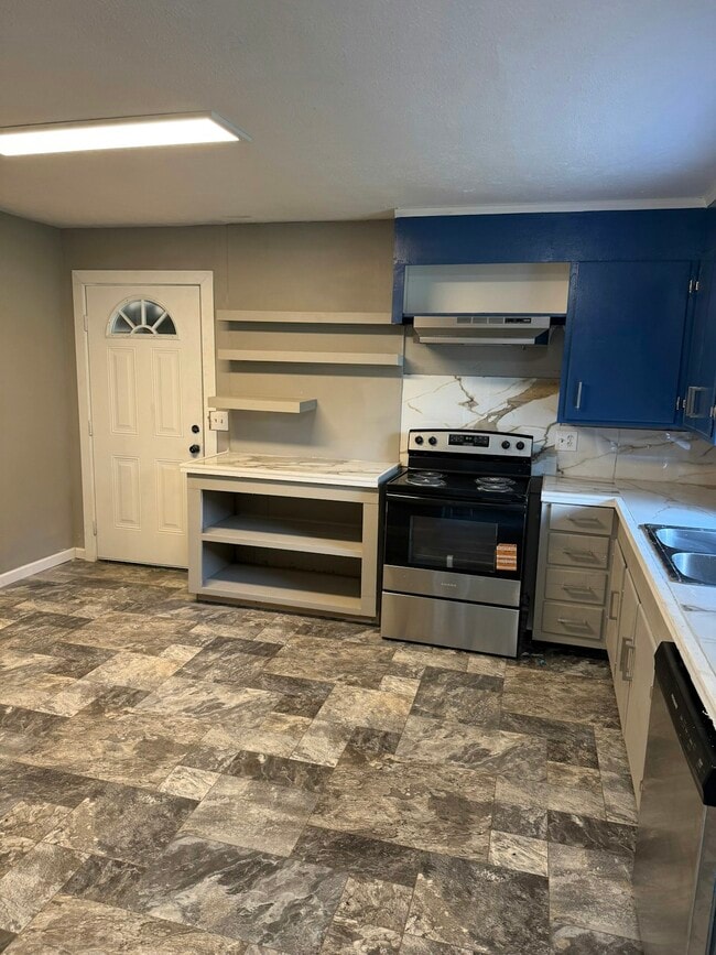 Building Photo - 1063 Capri Cir