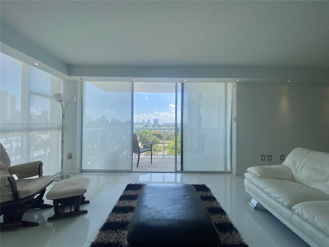 Building Photo - 3731 N Country Club Dr