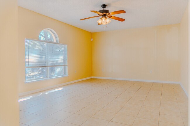 Building Photo - Spacious 4-Bed Groveland Home with Attached Garage, Central Air, and Private Patio