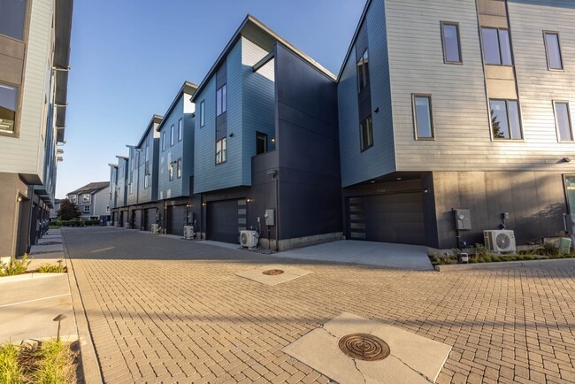 Building Photo - Riverside Townhomes - Waterfront Living in...