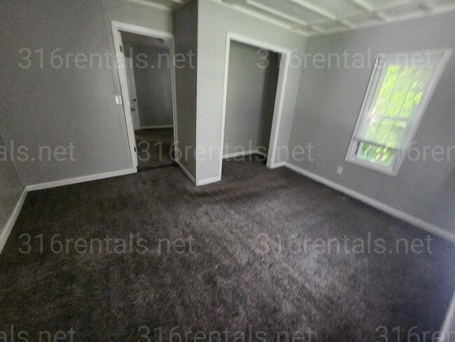 Building Photo - $1095 - 3 bedroom / 1 bathroom - Single Fa...