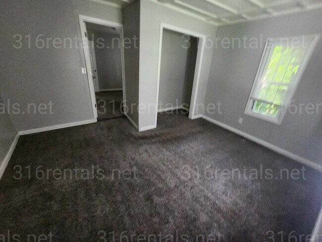 Building Photo - $999 - 3 bedroom / 1 bathroom - Single Fam...