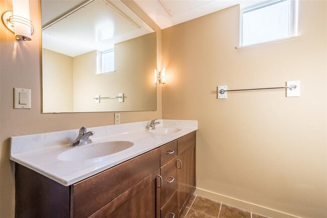 Building Photo - 711 W 26th St