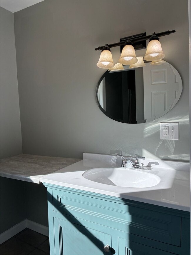 Building Photo - Fresh and updated 4 bedroom for immediate occupancy