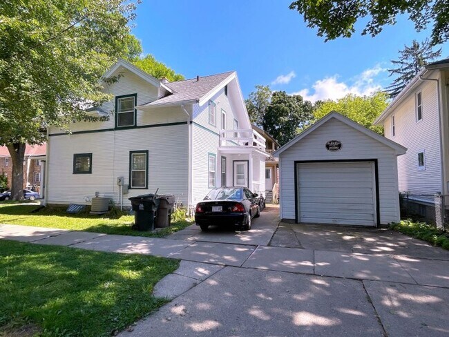 Building Photo - 1617 Chadbourne Ave