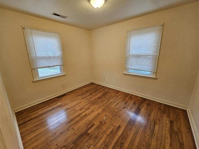 Building Photo - 3 Bedroom / 1 Bath Rental on Fourqurean