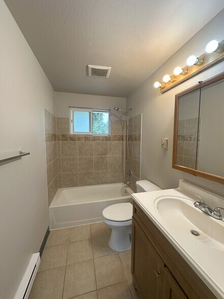 Building Photo - 624 E 86th St