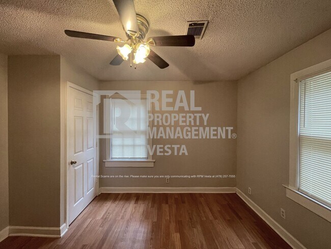Building Photo - 3163 Highpoint Dr