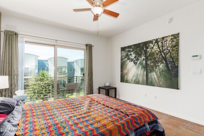 Building Photo - 525 W Lakeside Dr