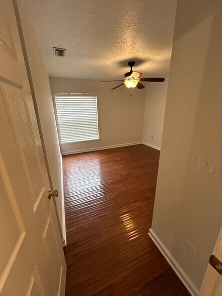 Building Photo - 942 Deerwood Loop