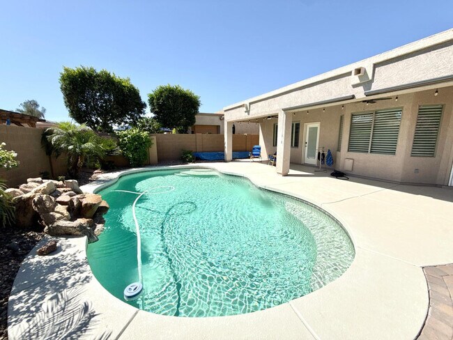 Building Photo - 17455 W Meadow Ln