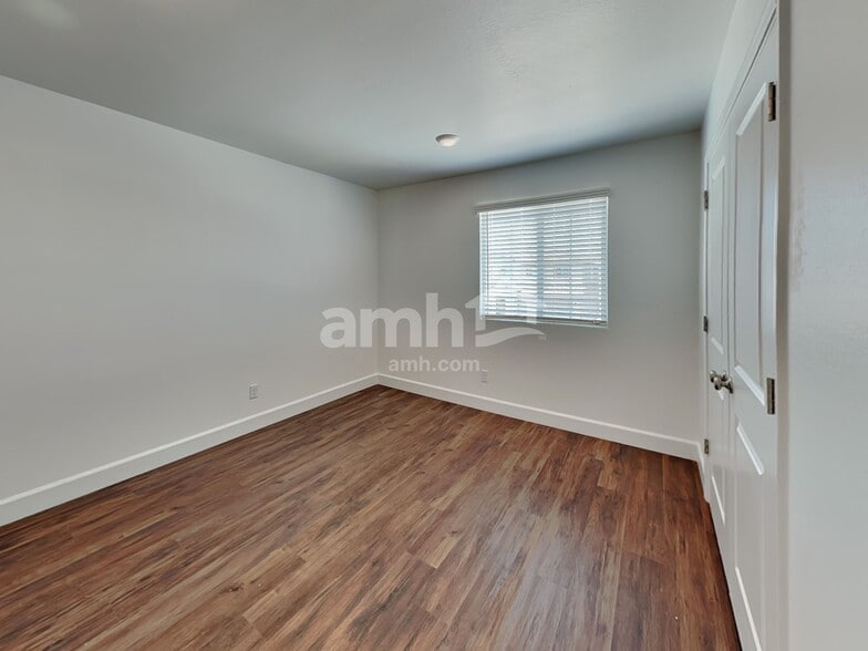 Building Photo - 17149 W Lawrence Ln