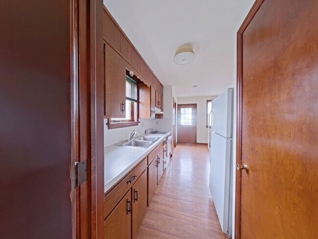 Building Photo - 550 S Hanover St