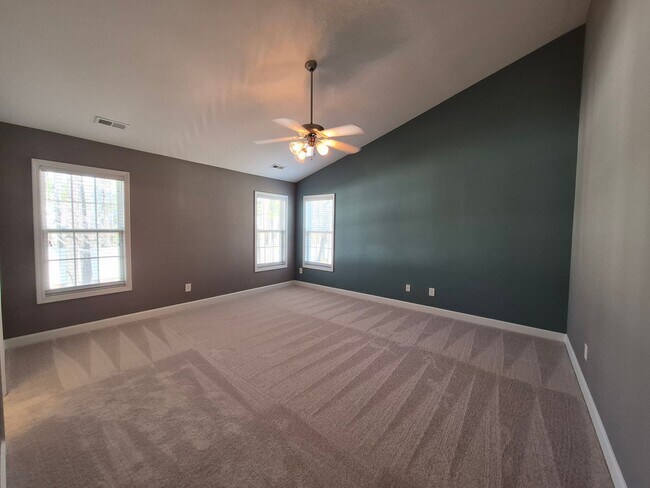 Building Photo - NEW LISTING!!!!!