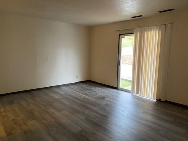 Building Photo - All Large Rooms in this 2 Bedroom Apt in C...