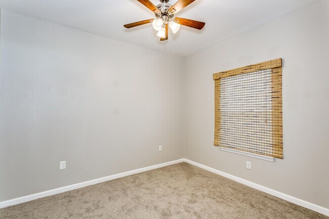 Building Photo - 4 bedroom 2 bathroom home near Eglin Air F...