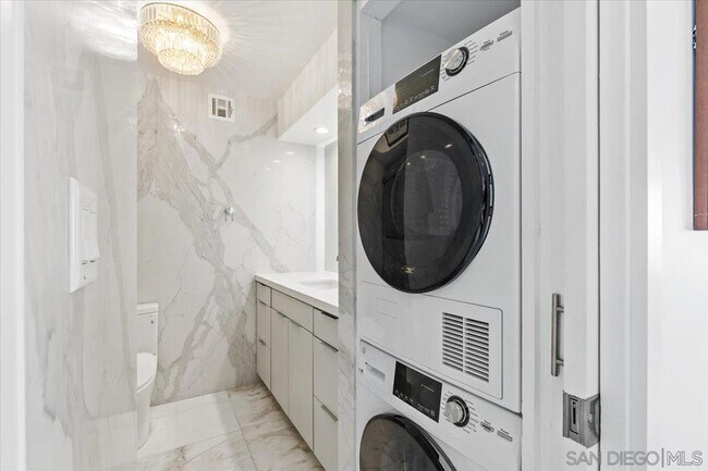 Building Photo - 1830 Avenida Del Mundo