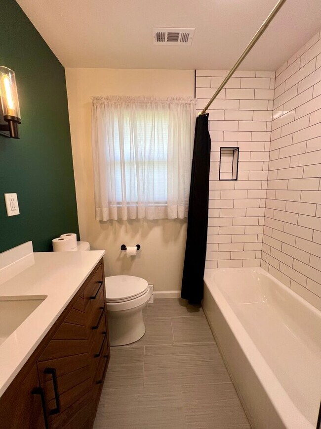 Building Photo - 3-Bedroom Single Family Home in Bristol! A...
