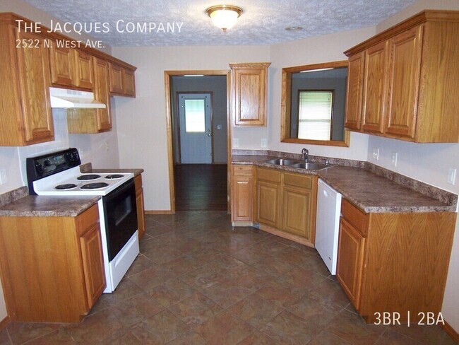 Building Photo - 2522 N West Ave