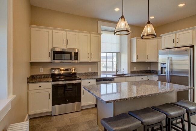 Building Photo - 796 Long Ln