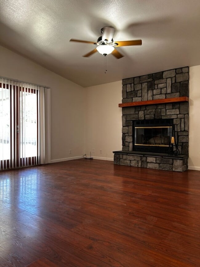 Building Photo - PLEASE CONTACT VAUGHN REALTY TO SET UP AN APPOINTMENT (760)446-6561