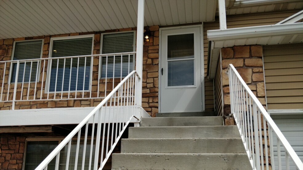 Building Photo - 940 W Red Oaks Dr