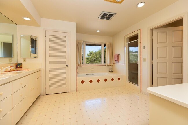 Building Photo - 375 Las Palmas Dr