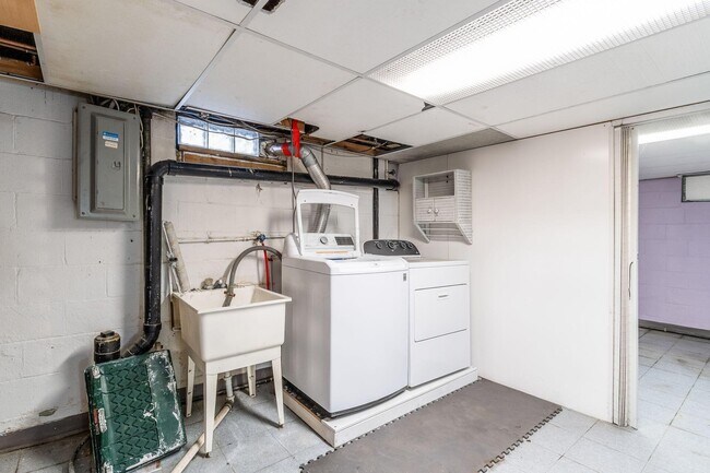 Building Photo - 683 S Roosevelt Ave