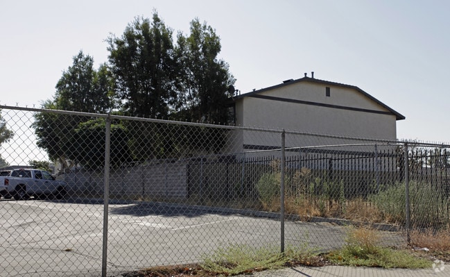 Building Photo - Holly Sierra Apartments