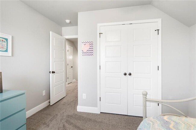 Building Photo - 102 Manfield Ave