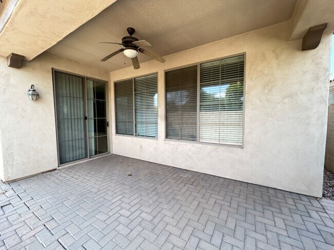 Building Photo - 300 W Wisteria Pl
