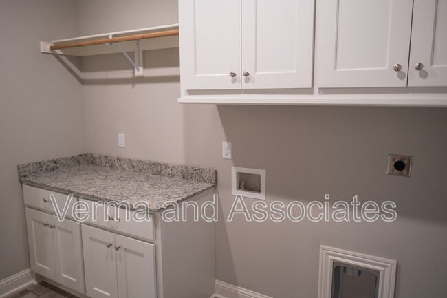 Building Photo - 940 E Skyline Lp
