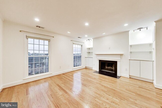 Building Photo - 1660 Beekman Pl NW