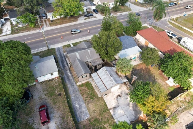 Building Photo - Cute St Pete Bungalow 3/1