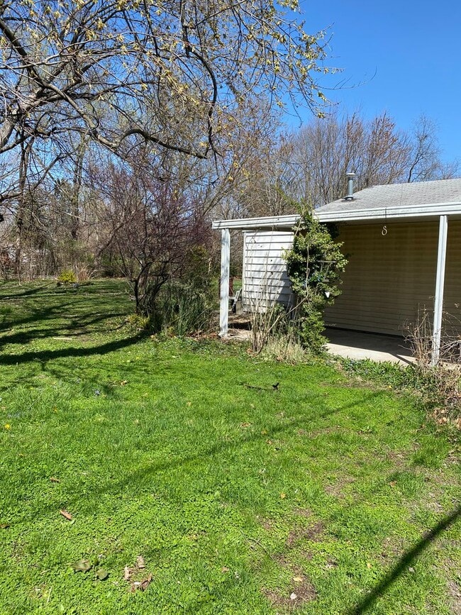 Building Photo - 3br 1bth 2cg. Huge back yard