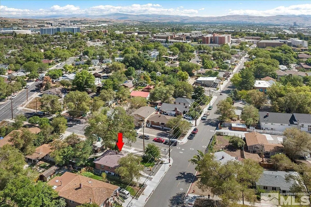 Building Photo - 609 W 11th St