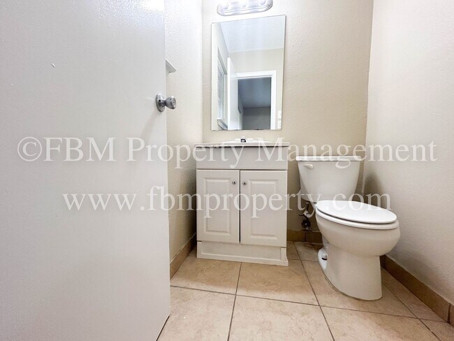 Building Photo - 713 Phillips Dr