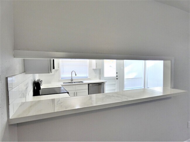 Building Photo - 606 Golfview Dr