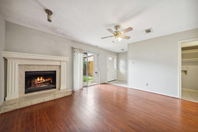 Building Photo - 1841 Sherwood Forest St