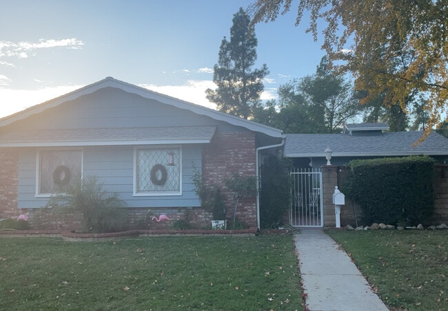 Building Photo - 10927 Woodley Ave